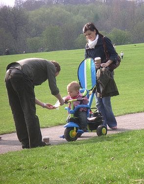 Más permisos de paternidad, menos de maternidad