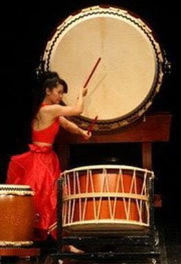 Percusión japonesa con sangre femenina