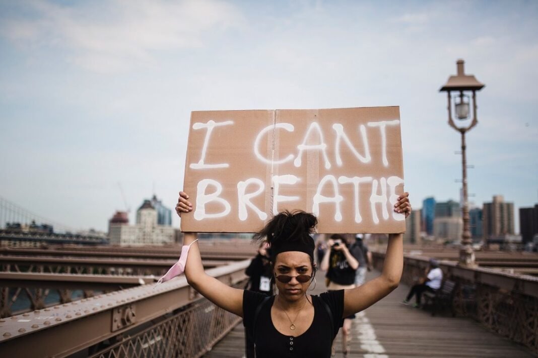 Racismo sistémico-woman-holding-a-sign-in-protest