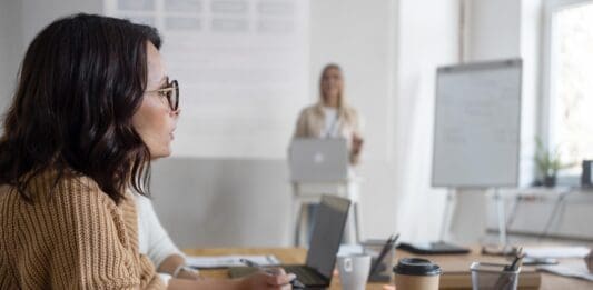 El progreso de las mujeres en el trabajo se estanca en cuatro áreas clave