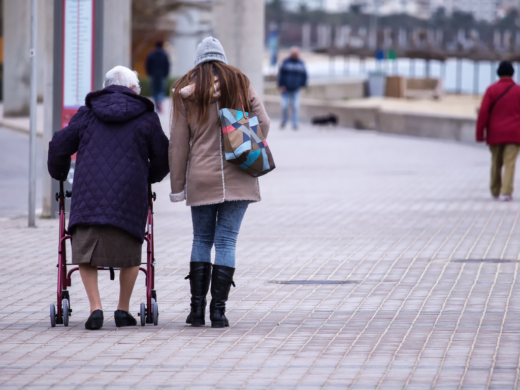 Reforma de la Ley de Dependencia en España: mayor reconocimiento a quienes cuidan