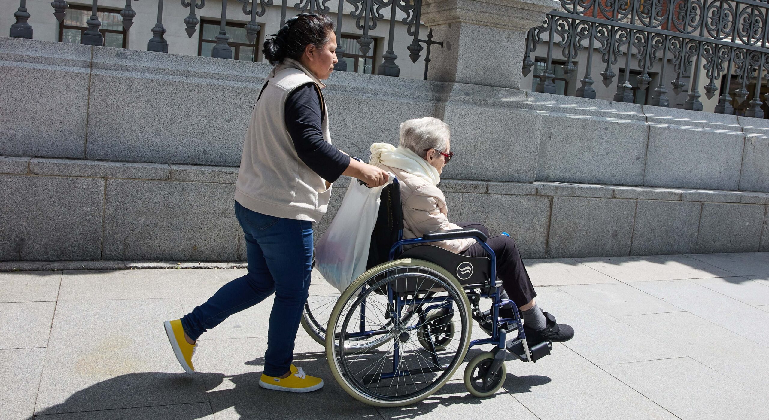 Reforma de la Ley de Dependencia en España: mayor reconocimiento a quienes cuidan